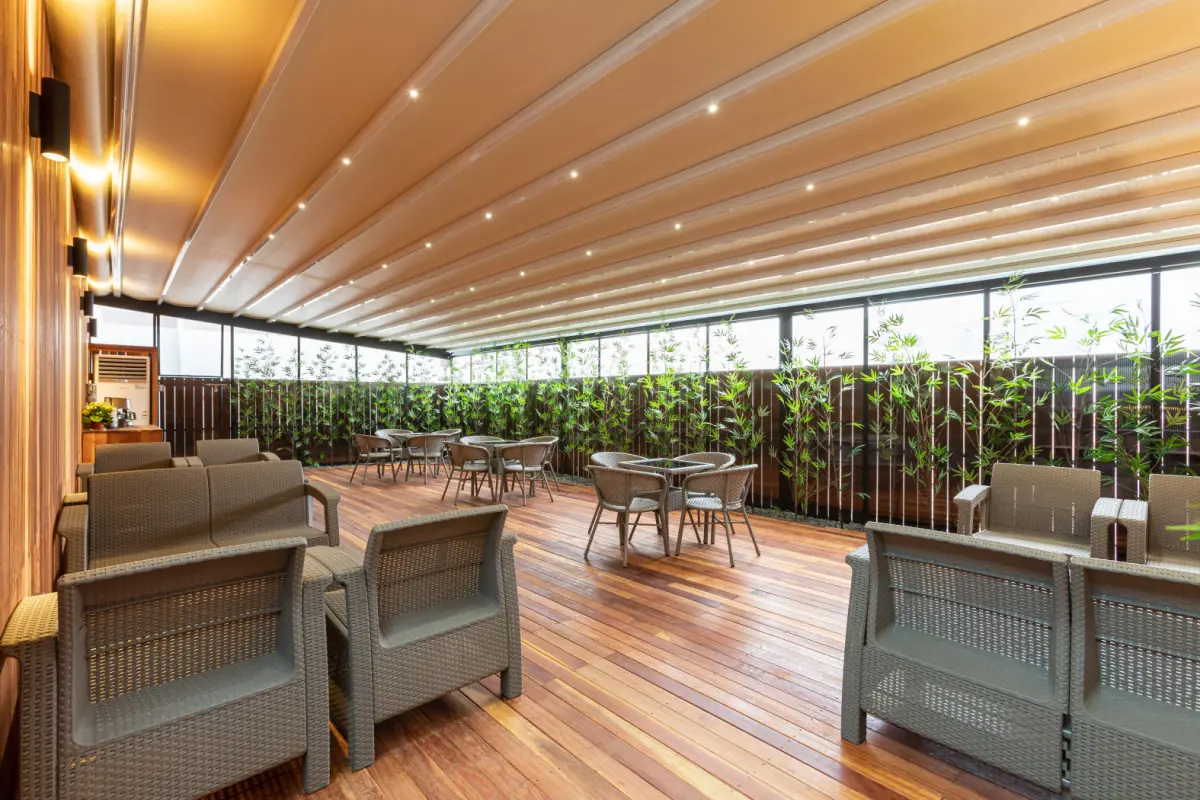 전동루버와 원목데크의 프리미엄 테라스 라운지